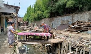 Warga Bantaran Sungai Cibodas Enggan Dipindahkan Warga Bantaran Sungai Cibodas Enggan Dipindahkan