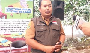 Kepala Pelaksana Harian (Kalakhar) BPBD Kabupaten Bandung Akhmad Djohara ketika memberikan keterangan mengenai potensi bencana (Foto: Yully Yulianti/ Jabarekpres.com)
