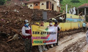 SMK BPP Bandung Berikan Bantuan Sosial Bagi Korban Longsor di Desa Cihanjuang