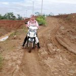 Warga Cipondoh Keluhkan Jalan Penuh Kubangan Lumpur