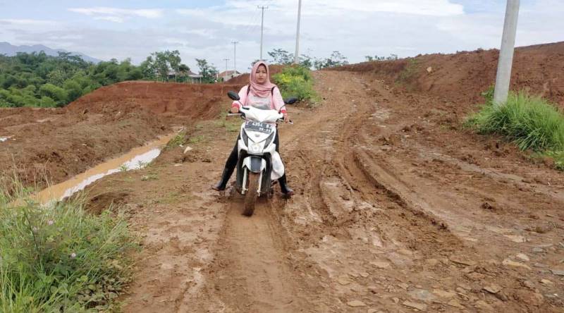 Warga Cipondoh Keluhkan Jalan Penuh Kubangan Lumpur Warga Cipondoh Keluhkan Jalan Penuh Kubangan Lumpur
