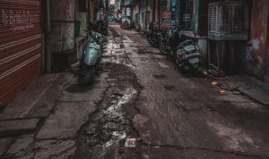 Pemda Minim Anggaran, Jalanan Rusak Diperbaiki Warga Lewat Iuran