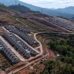 Foto udara perumahan di kaki Gunung Geulis, Cimanggung, Kabupaten Sumedang, Jawa Barat, Jumat (16/10/2020). Badan Pengelola Tabungan Perumahan Rakyat (BP Tapera) menargetkan dapat menyalurkan kredit kepemilikan rumah sebanyak 75.000 unit di tahun 2021. ANTARA FOTO/Raisan Al Farisi/pras.