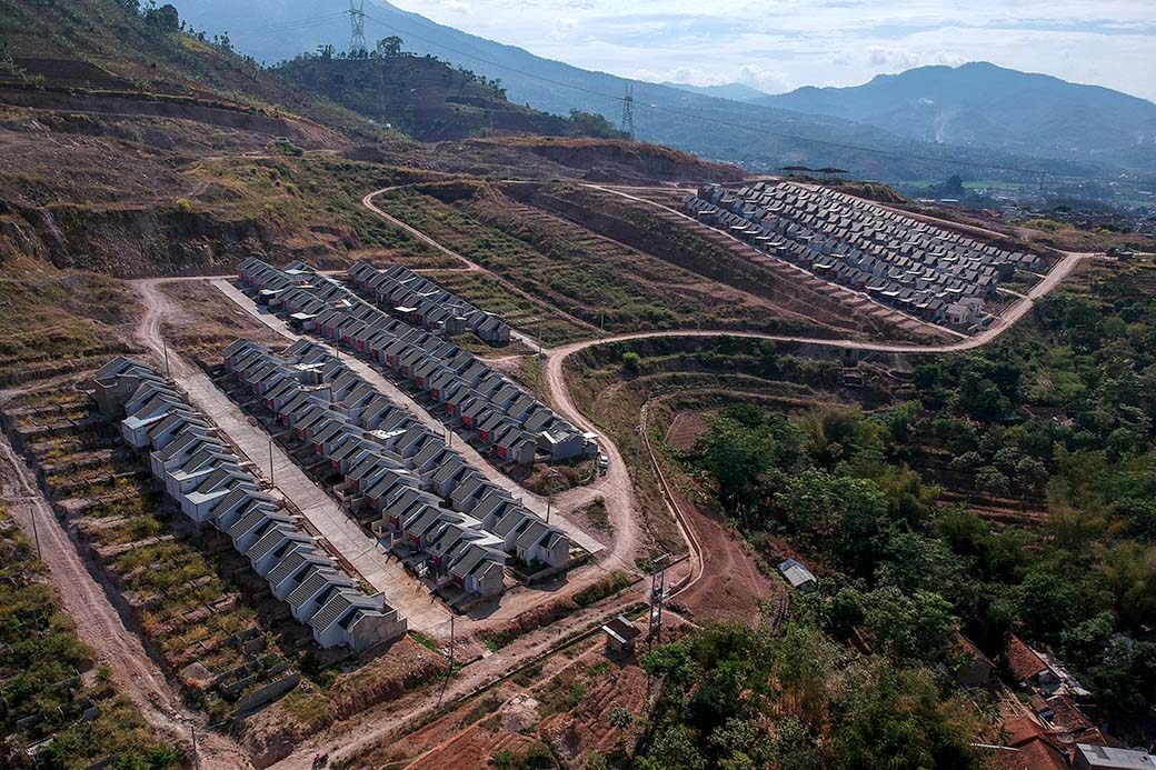 Foto udara perumahan di kaki Gunung Geulis, Cimanggung, Kabupaten Sumedang, Jawa Barat, Jumat (16/10/2020). Badan Pengelola Tabungan Perumahan Rakyat (BP Tapera) menargetkan dapat menyalurkan kredit kepemilikan rumah sebanyak 75.000 unit di tahun 2021. ANTARA FOTO/Raisan Al Farisi/pras.
