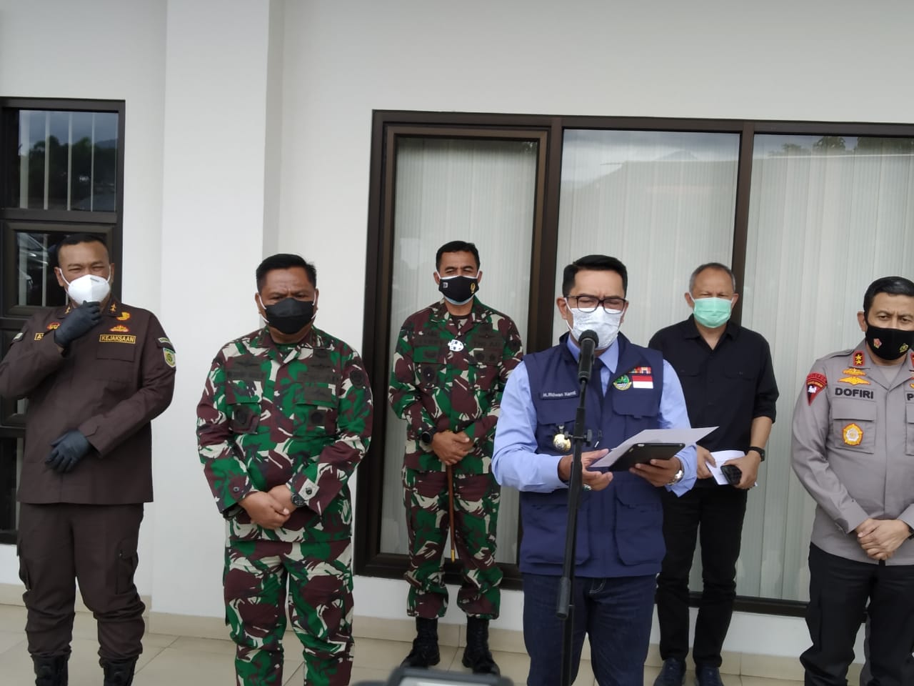 Gubernur Jawa Barat Ridwan Kamil memberikan tanggapan atas aksi penolakan vaksinasi Covid-19 yang dilakukan oknum tenaga kesehatan
