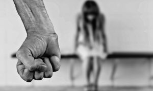 2 Pelaku Pemerkosaan Terhadap Pelajar Ditangkap, 5 Lainnya Masih Diburu Polisi Ilustrasi kekerasan terhadap perempuan dengan cara disiksa pacarnya foto: Pixabay