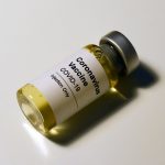 Seorang pemuda nekat jadi joki vaksin. Ilustrasi: Hakan Nural/Unsplash.