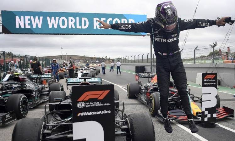 Lewis Hamilton Tak Kunjung Perpanjang Kontrak, Bos Mercedes Pasrah