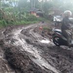 Ajuan Diabaikan, Warga Desa Cibitung Lakukan Perbaikan Jalan Rusak