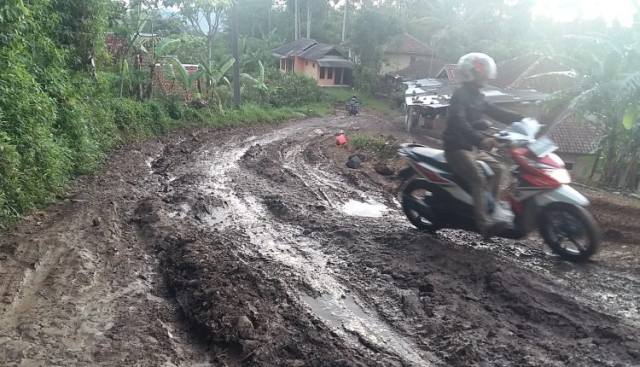 Ajuan Diabaikan, Warga Desa Cibitung Lakukan Perbaikan Jalan Rusak