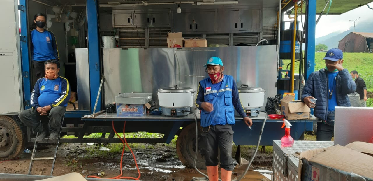 Risma Perintahkan Kemensos Untuk Dirikan Dapur Umum di Lokasi Longsor Sumedang