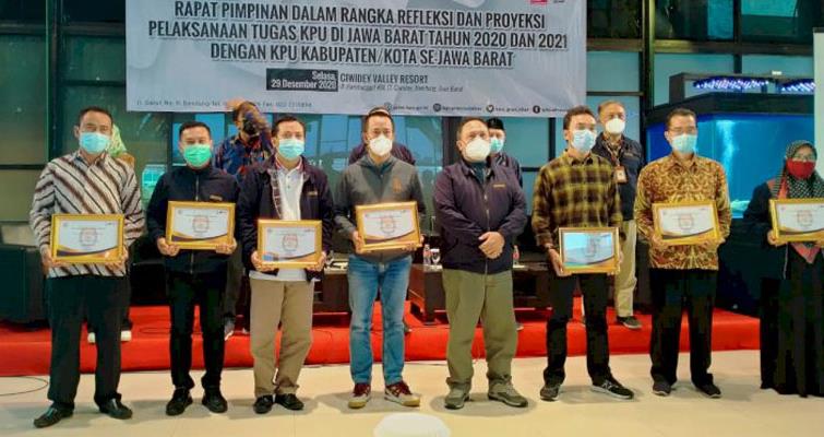 KPU Karawang Dapat 6 Penghargaan KPU Karawang Dapat 6 Penghargaan