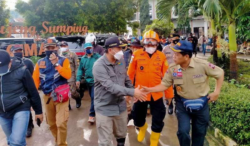 Kemensos Kucurkan Rp 1M Lebih Untuk Korban Longsor Sumedang Kemensos Kucurkan Rp 1M Lebih Untuk Korban Longsor Sumedang