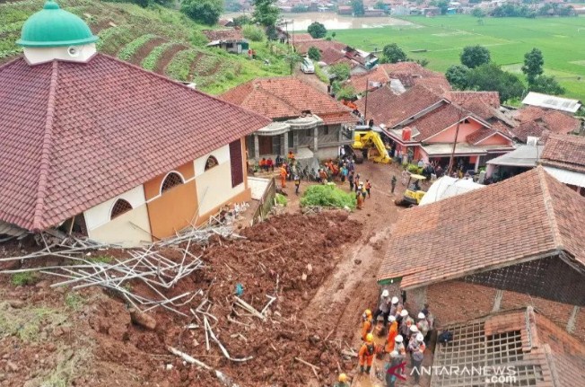 900 Petugas Gabungan Dikerahkan dalam Pencarian Korban Longsor Sumedang