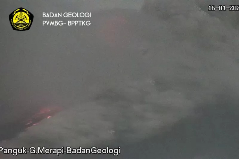 Luncurkan Awan Panas, Merapi Masih Berstatus Siaga Luncurkan Awan Panas, Merapi Masih Berstatus Siaga