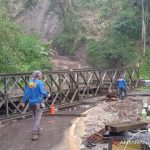 Petugas memperbaiki jembatan di jalur yang terdampak longsor di Talegong, Kabupaten Garut, Jawa Barat, beberapa waktu lalu. Foto: ANTARA/HO-Warga