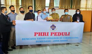 PHRI dan Taspen Berikan Santunan Kepada Korban Longsor Desa Cihanjuang Sumedang PHRI dan Taspen Berikan Santunan Kepada Korban Longsor Desa Cihanjuang Sumedang