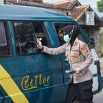 Polresta Bandung Bagikan Masker, Minta Masyrakat Patuhi Protokol Kesehatan