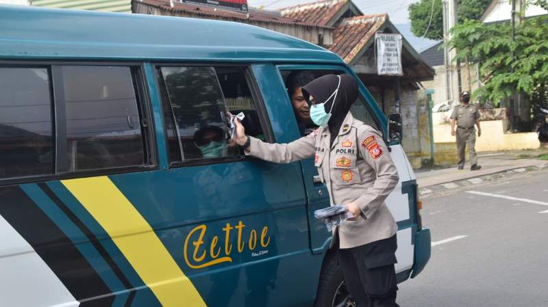 Polresta Bandung Bagikan Masker, Minta Masyrakat Patuhi Protokol Kesehatan
