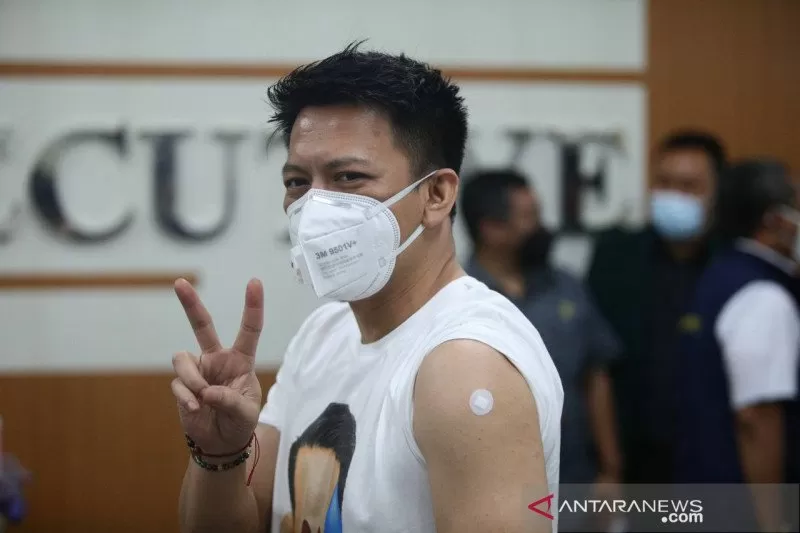 Ariel Noah Turut Disuntik Vaksin Untuk Buktikan Kepada Masyarakat Ariel Noah Turut Disuntik Vaksin Untuk Buktikan Kepada Masyarakat