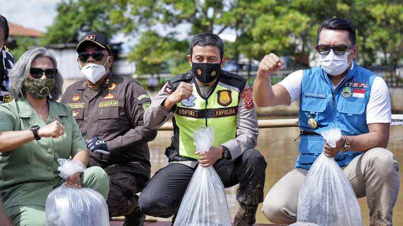 DAS Citarum Berangsur Pulih, Forkopimda Jabar Tebar Benih Ikan