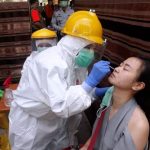 Sejumlah wisatawan yang tengah berlibur pada momen nataru wajib mengikuti rapid test antigen sebagai upaya pelacakan sebaran korona.