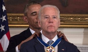 Barack Obama mengalungkan medali kepada Joe Biden. Foto: AFP