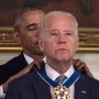 Barack Obama mengalungkan medali kepada Joe Biden. Foto: AFP