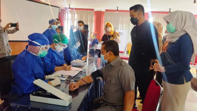 Wabup Hengky Kurniawan Awasi Program Vaksinasi Perdana