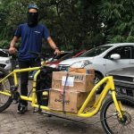 Musim Penghujan Tak Surutkan Semangat Kurir Sepeda Berikan Layanan