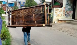 Setiap Hari Dada Panggul Kursi Bambu Sejauh 15 Kilometer untuk Dijual