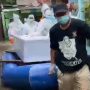 Anggota Polisi Ini, Makamkan Jenazah Pasien Covid-19 di Tengah Banjir