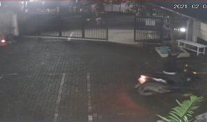 Nyesek! Dikira Pasien Klinik, Nakes Lihat Sendiri Pelaku Curanmor Gondol Sepeda Motor Miliknya Lewat CCTV Nyesek! Dikira Pasien Klinik, Nakes Lihat Sendiri Pelaku Curanmor Gondol Sepeda Motor Miliknya Lewat CCTV