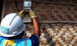 Siap-siap! Pemerintah akan Hentikan Stimulus Tarif Listrik PEtugas PLN