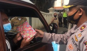 Keren! Tim Satgas Covid-19 Kecamatan Jatinangor Berikan Reward Bagi Pengguna Jalan yang Taat Prokes