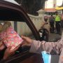 Keren! Tim Satgas Covid-19 Kecamatan Jatinangor Berikan Reward Bagi Pengguna Jalan yang Taat Prokes