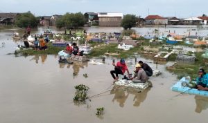 Banjir di Wilayah Pantura Indramayu, Komplek Kuburan Jadi Arena Mancing Mania