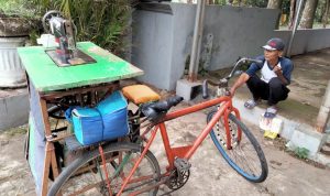 Saiful, Seorang Tukang Jahit Keliling yang Sempat Hilang Asa