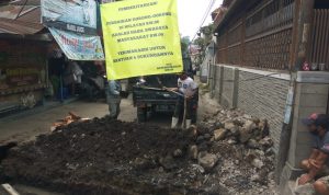 Sering Banjir, Tak Diperhatikan Pemerintah, Warga Gotong Royong Perbaiki Jalan Dekat Rumah Bupati Sering Banjir, Tak Diperhatikan Pemerintah, Warga Gotong Royong Perbaiki Jalan Dekat Rumah Bupati