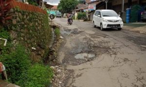 Imbas Proyek Kereta Cepat Jakarta-Bandung, Jalan di Cikalong Rusak Parah