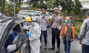 Cegah Penyebaran Covid-19, Satlantas Polresta Bandung Gelar Drive Thru Rapid Test Antigen Cegah Penyebaran Covid-19, Satlantas Polresta Bandung Gelar Drive Thru Rapid Test Antigen