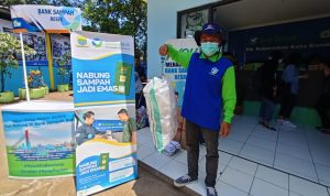 Petugas saat menimbang sampah di Bank Resik Sampah di Babakan Sari, Kiaracondong, Kota Bandung. (Ayu/Jabar Ekspres)