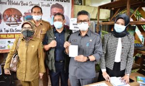 Plh Bupati Bandung Ajak Masyarakat Nabung di Bank Sampah