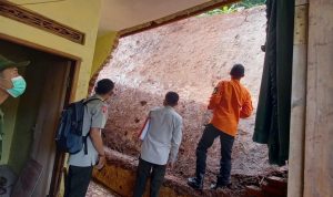 Rumah Jebol Akibat Longsor di Kutawaringin