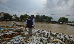 Kang Emil saat meninjau banjir Bekasi, Rabu (24/2).