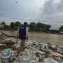 Kang Emil saat meninjau banjir Bekasi, Rabu (24/2).