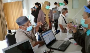 Lansia di Kota Bandung Mulai Terima Dosis Pertama Vaksin Covid-19