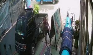 Wanita Dengan Kaki Pincang Nekat Mencuri Handphone di Toko Laundry