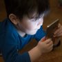 Ilustrasi anak menatap layar gadget. (Istimewa)