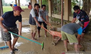 Banjir Sisakan Sampah dan Lumpur, Warga Gotong Royong Bersihkan Desa